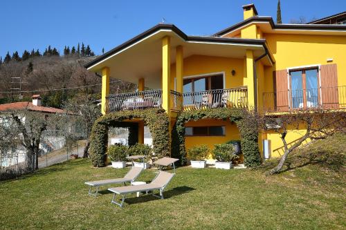 Orange Apartment In Marciaga di Costermano — 4-Star Luxury Hotel in Costermano, Italy