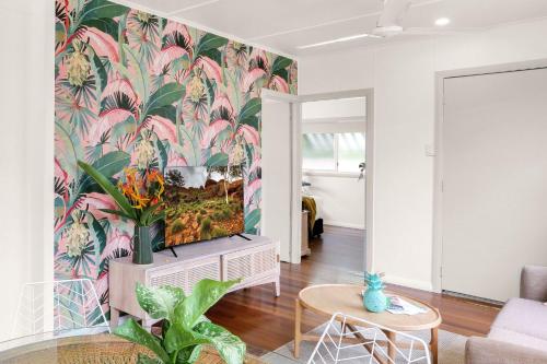 Tropicana Bungalow Retro Getaway — 4-Star Luxury Hotel in Cairns North, Australia