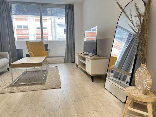 Jacinto Benavente 15 1s Con Parking Gratis by Ybh in Vigo, Spain