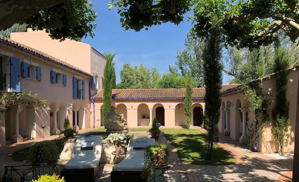 Charming Mas Provencal With Swimming Pool — hotel in Noves