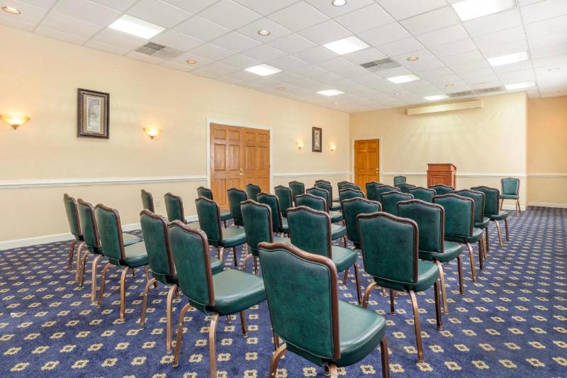 Red Roof Inn and Suites Newport News - photo 2