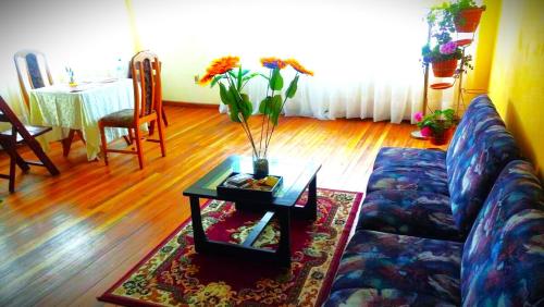 Habitaciones teleférico naranja in La Paz, Bolivia