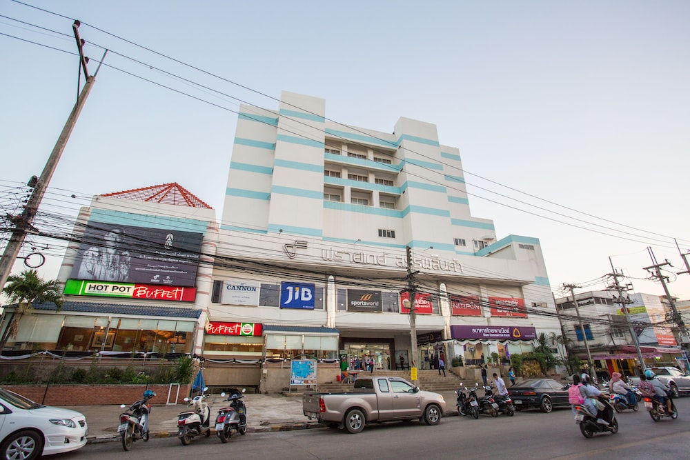 Friday Hotel - carbon neutral hotel in Uttaradit