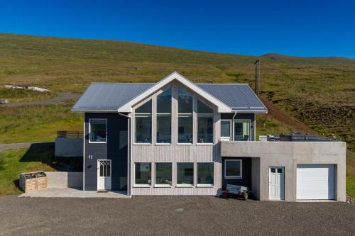 LL Properties Villa With a Hot tub & Scenic View