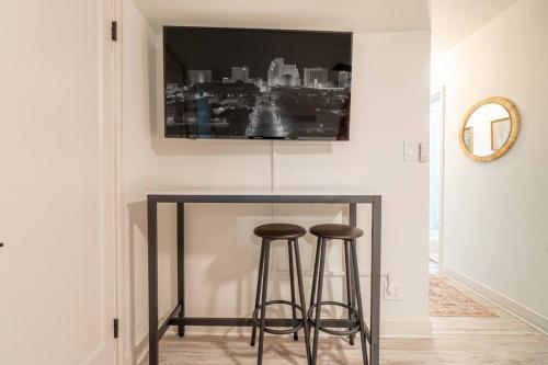 Riverside Luxe: Stylish Designer Retreat