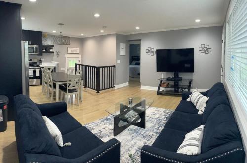 Freshly Remodeled Cozy 3 Bedroom Home — 4-Star Luxury Hotel in Des Plaines, United States