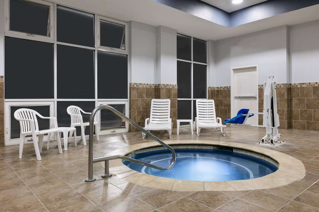 La Quinta Inn & Suites by Wyndham Ft. Worth Burleson - photo 22