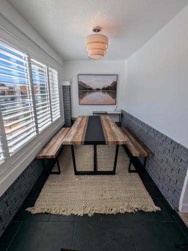 Modern Rustic Stay With Hot Tub Near Downtown — Salt Lake City