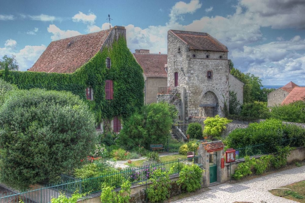 Maison Du Prince De Conde — 4-Star Luxury Hotel in Charroux, France