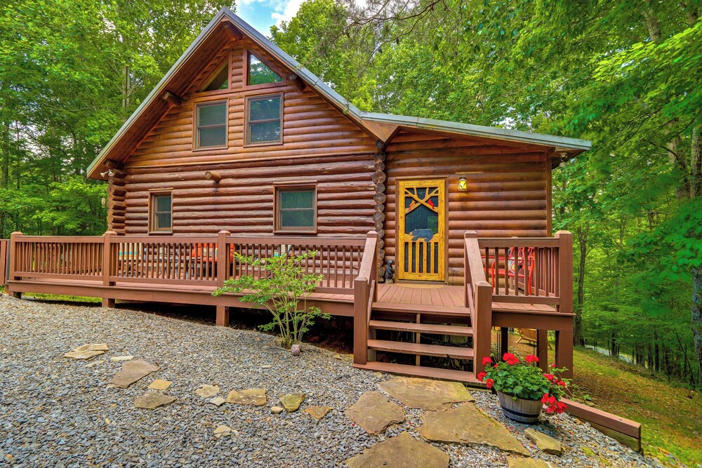Blue Ridge Log Cabin with Hot Tub and Game Room — 4-Star Luxury Hotel in Blue Ridge, United States