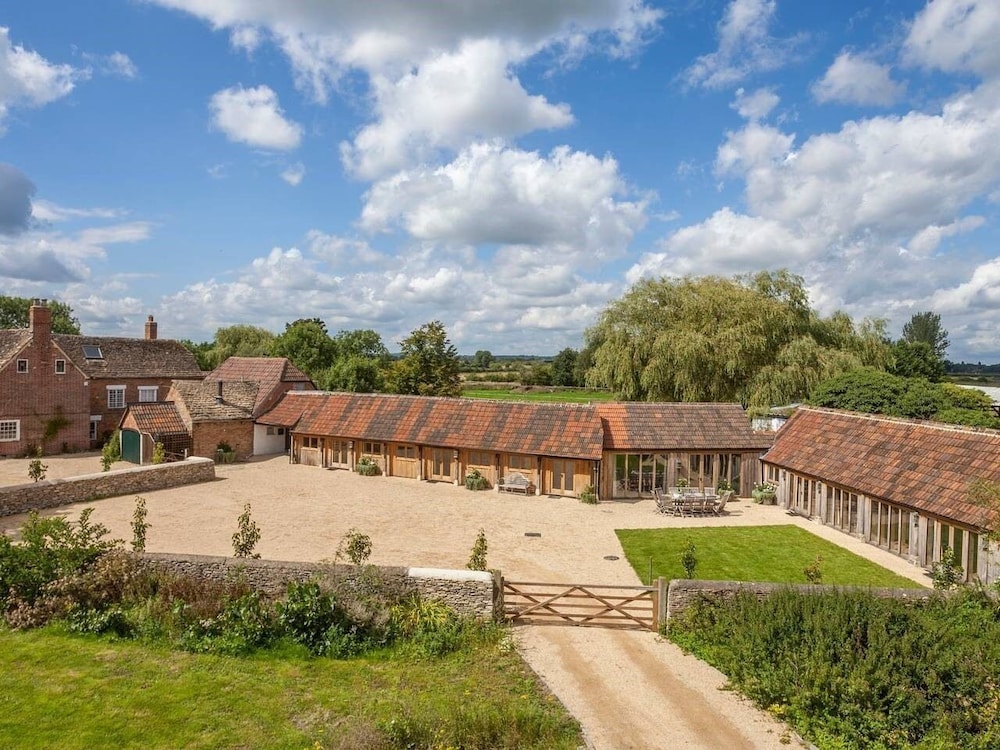 The Cowsheds — 4-Star Luxury Hotel in Chippenham, United Kingdom