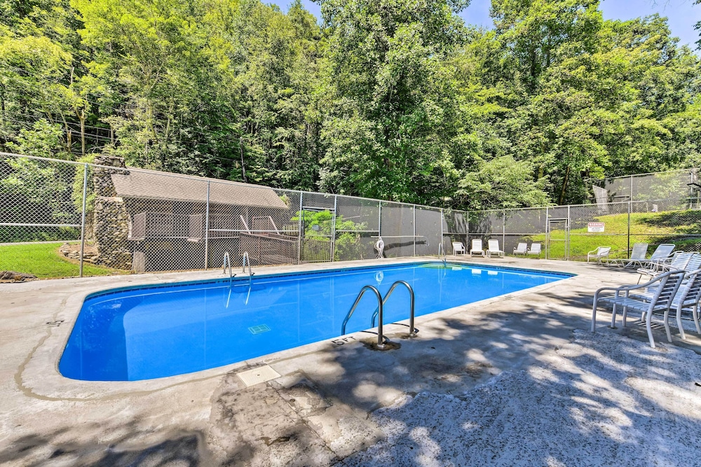 Cobbly Nob Resort Cabin: Hot Tub Pool & Views - photo 22