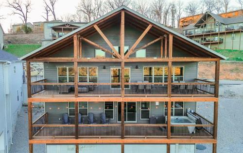 Spacious Rustic Elm Lodge — 4-Star Luxury Hotel in Branson, United States