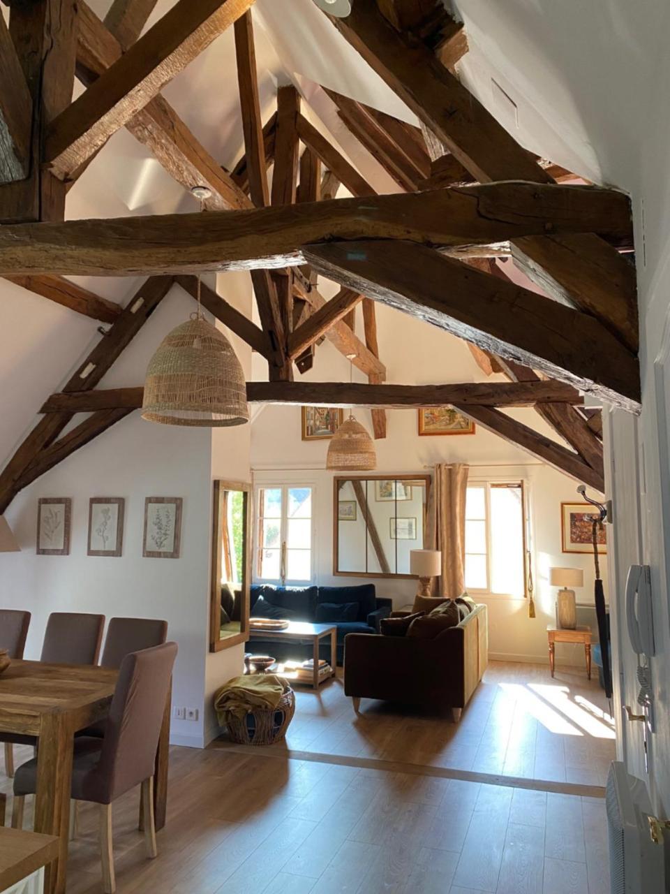 Aux 3 Maillets II Superbe Appartement Face a la Cathedrale — 4-Star Luxury Hotel in Bourges, France