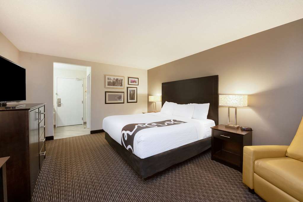 La Quinta Inn & Suites by Wyndham Cleveland Macedonia - photo 26
