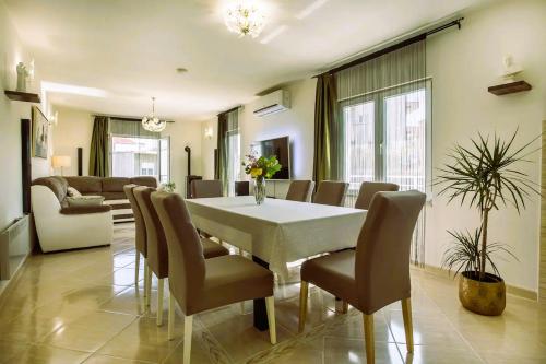 Apartment Kerum Plus Rooftop with Intex Pure Spa — 4-Star Luxury Hotel in Stobrec, Croatia