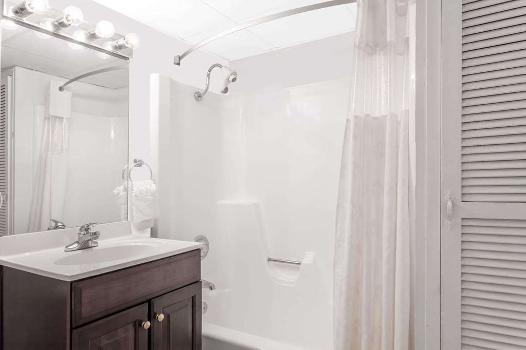 Ramada by Wyndham Henderson Evansville - photo 9