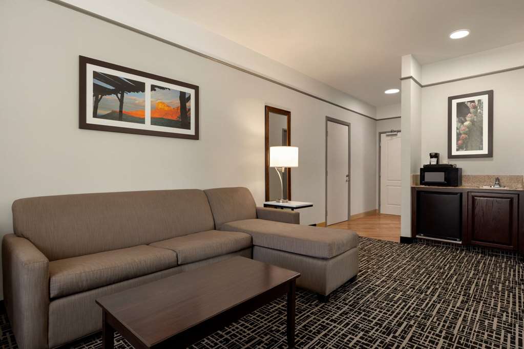La Quinta Inn & Suites by Wyndham Dumas - photo 9