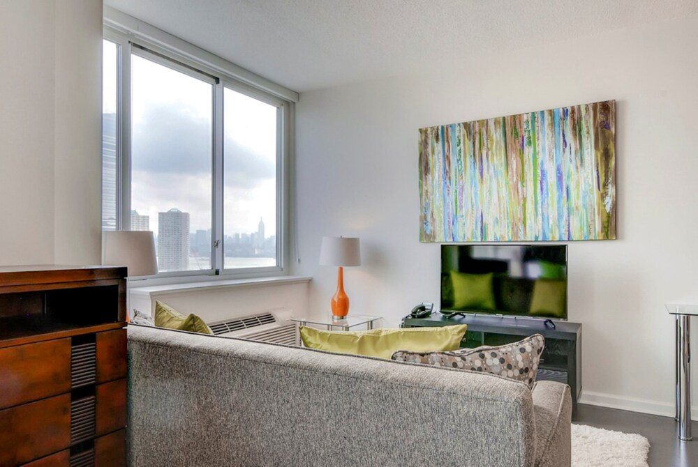 Global Luxury Suites at Newport - photo 33
