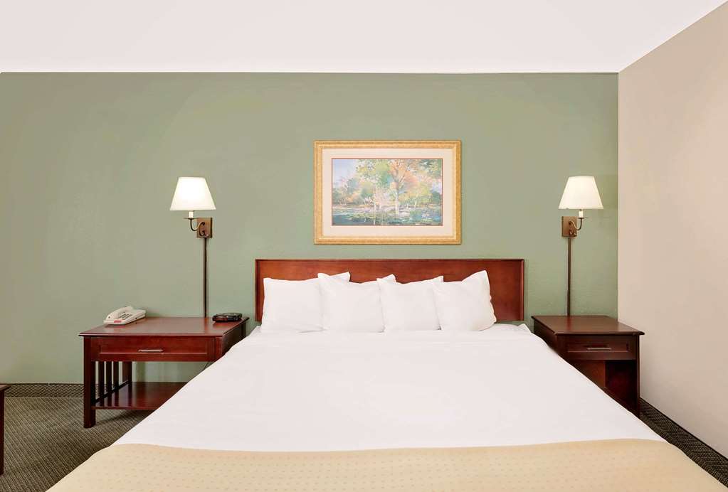 Baymont by Wyndham Keokuk - photo 6