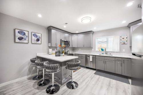 Kirkland Home with 2 Queen Beds Totem Lake Village — 4-Star Luxury Hotel in Kirkland, United States