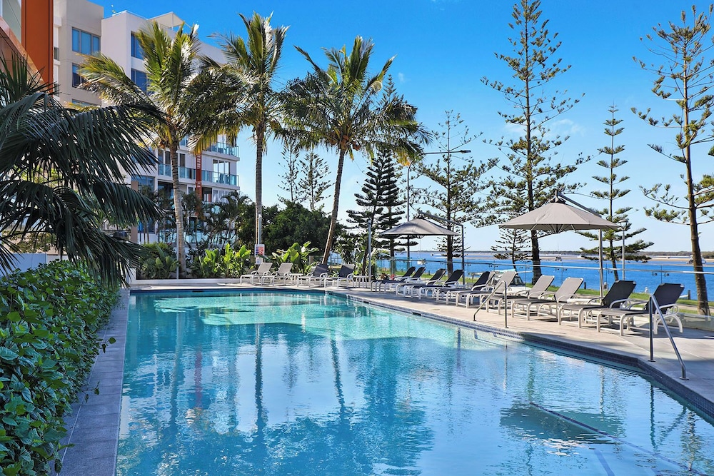 Silvershore Apartments on the Broadwater — 4-Star Luxury Hotel in Biggera Waters, Australia