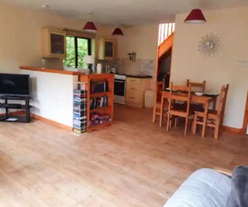 The Singing Heart TirNaNog Cozy Cottage near Lochgilphead HIDDEN GEM — 4-Star Luxury Hotel in Lochgilphead, United Kingdom