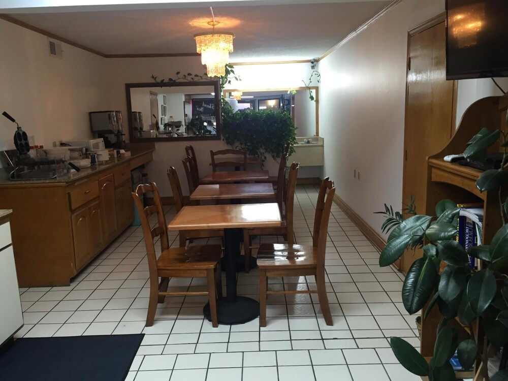 Econo Lodge Calhoun North Damascus - photo 29