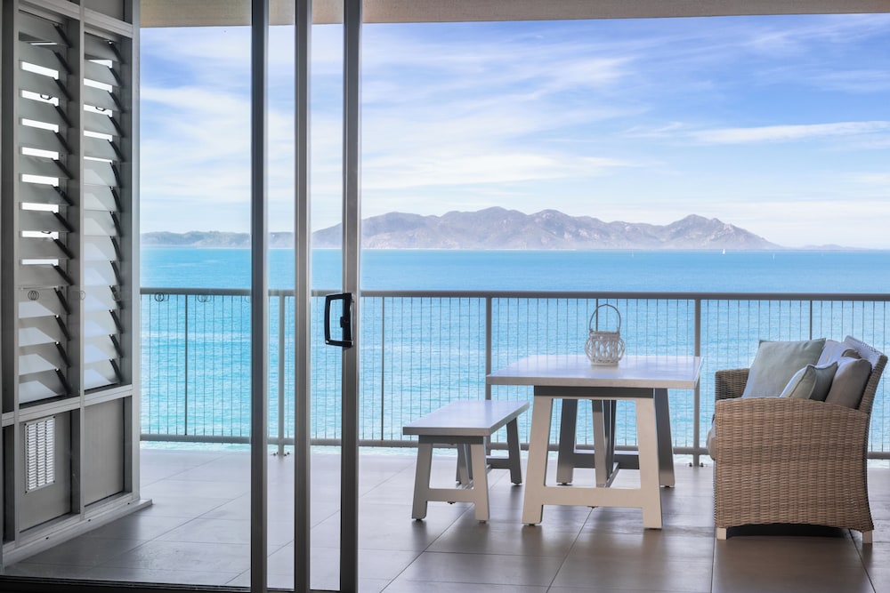 Grand Mercure Apartments Magnetic Island — 4-Star Luxury Hotel in Nelly Bay, Australia