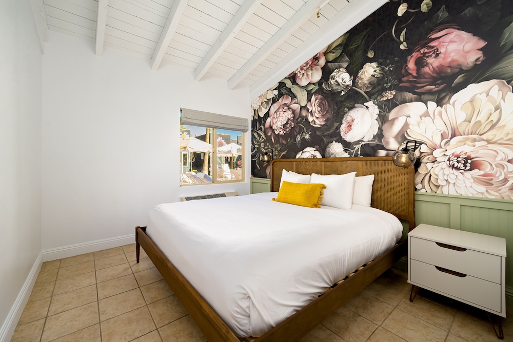Fleur Noire Hotel 21 and Over - photo 25