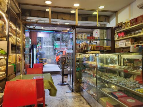 Near Andheri Airport AC Couple Friendly Small Cozy Room Budget Inn