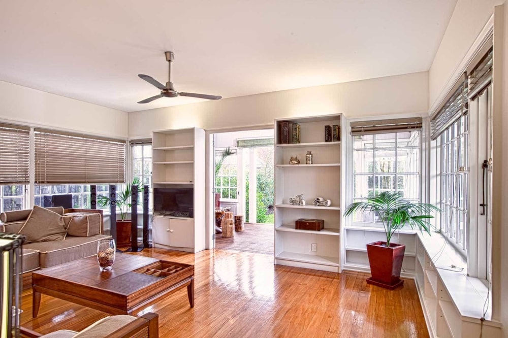200 Riccarton Holiday House — 4-Star Luxury Hotel in Christchurch, New Zealand
