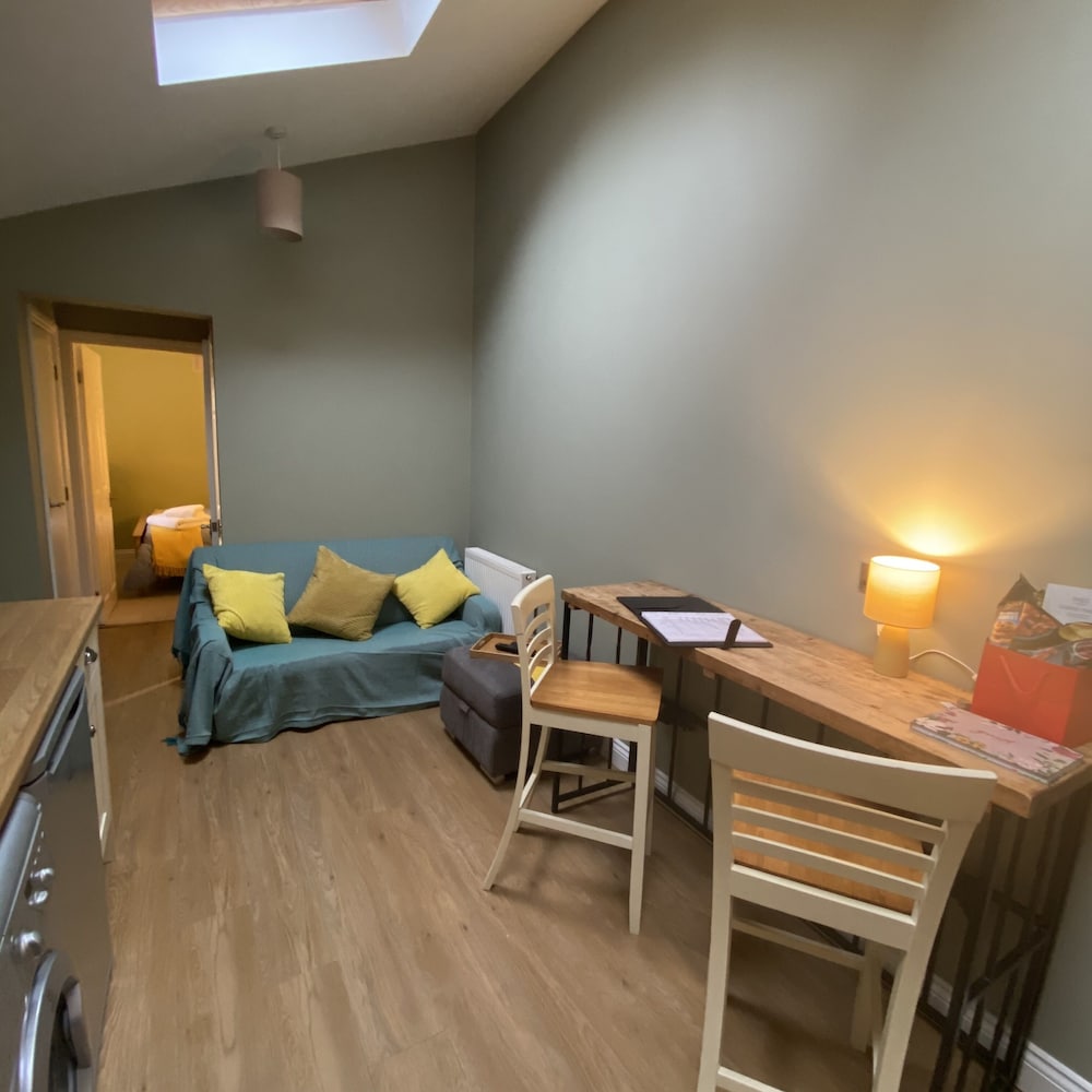 Private Annex Parking Wifi 2mins to J48 A1 M1