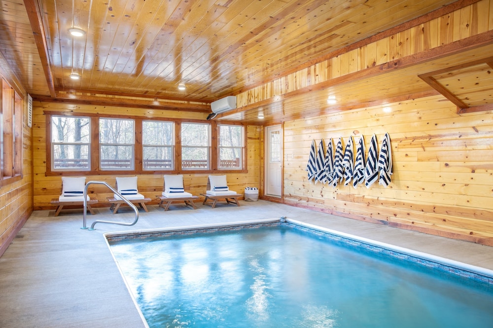 Sycamore by Avantstay Spectacular Mountain Home w Indoor Pool Hot Tub Home Theatre & Fire Pit — 4-Star Luxury Hotel in Sevierville, United States