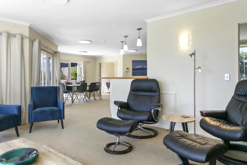 Stunning 3BR Home With Spa Bath Mountain and Lake Views — 4-Star Luxury Hotel in Taupo, New Zealand