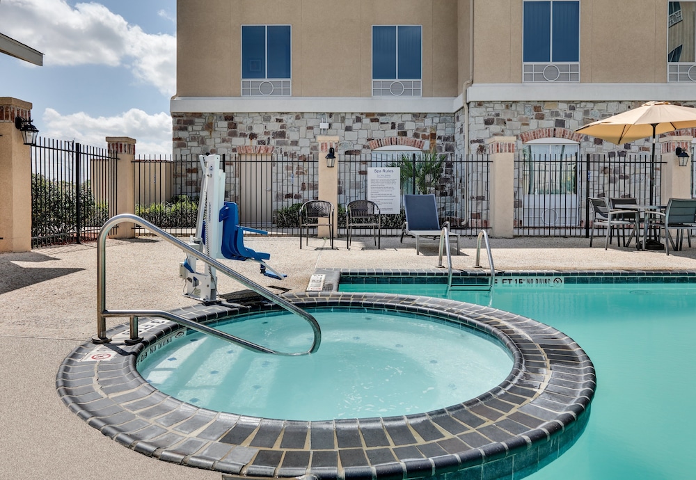Holiday Inn Express & Suites San Antonio Brooks City Base by IHG - photo 17