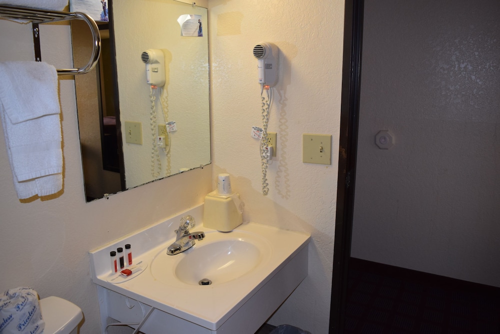 Super 8 by Wyndham Saginaw - photo 27