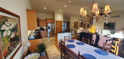 Beautiful 4 bed 3 bath Condo 20 minutes to Madison — 4-Star Luxury Hotel in Deerfield, United States