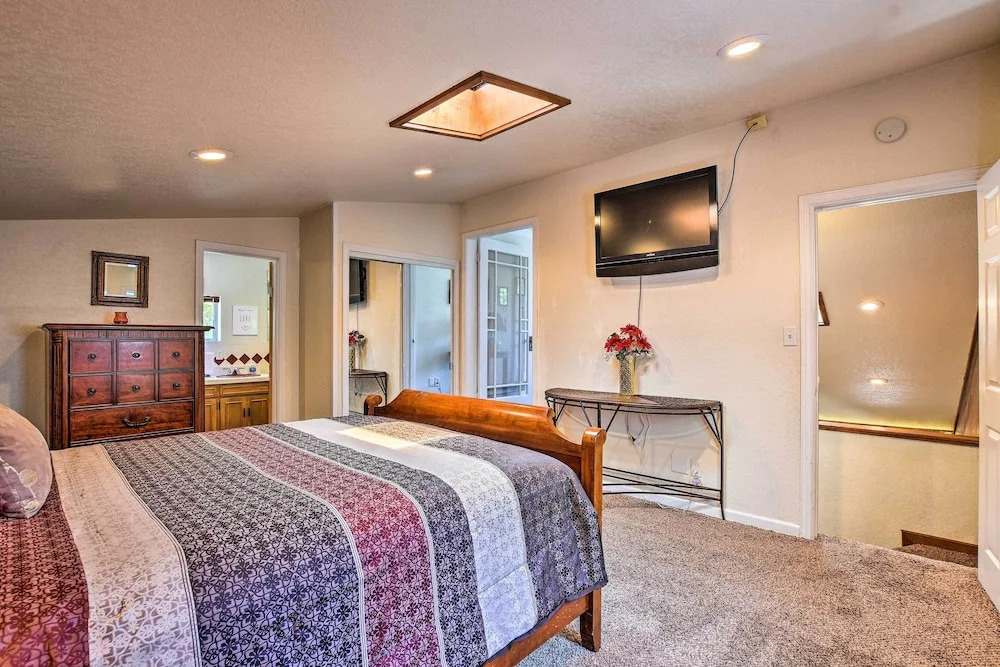 Hot Springs Vacation Rental Home on Lake Hamilton - featured photo