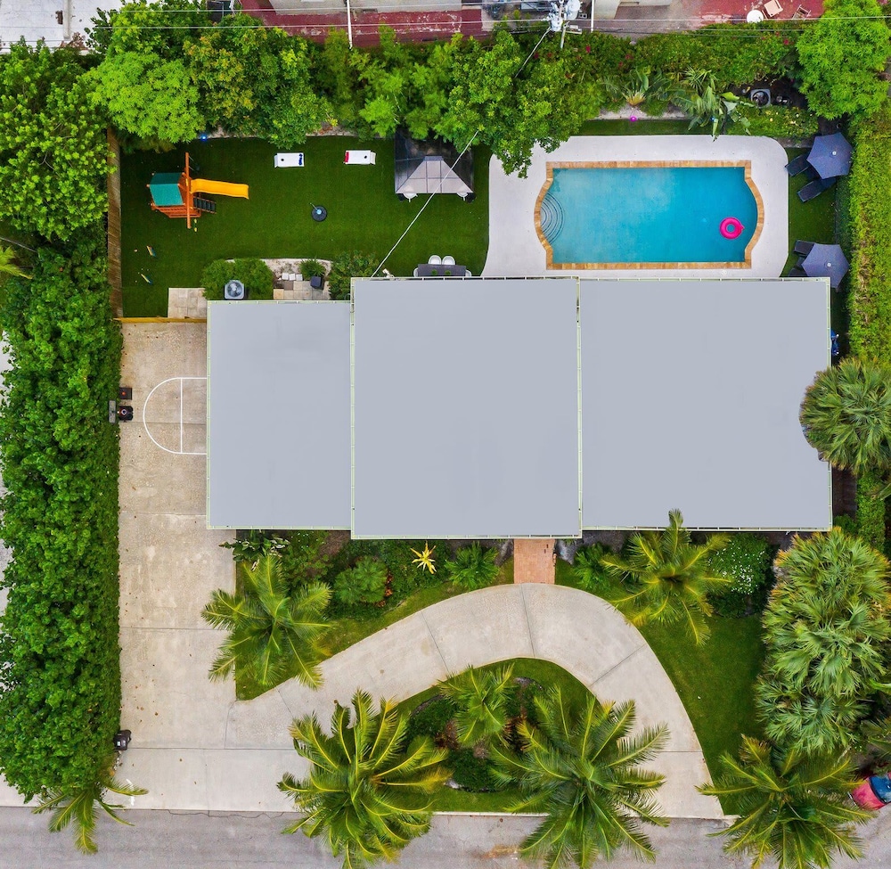 Family Retreat Wheated Pool Game Room — West Palm Beach