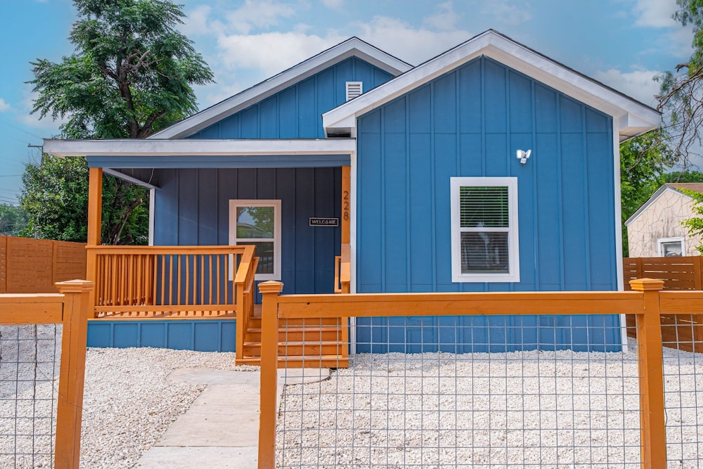 Comfort and Style 4BR 3BA Near Riverwalk and Dtown in San Antonio, United States