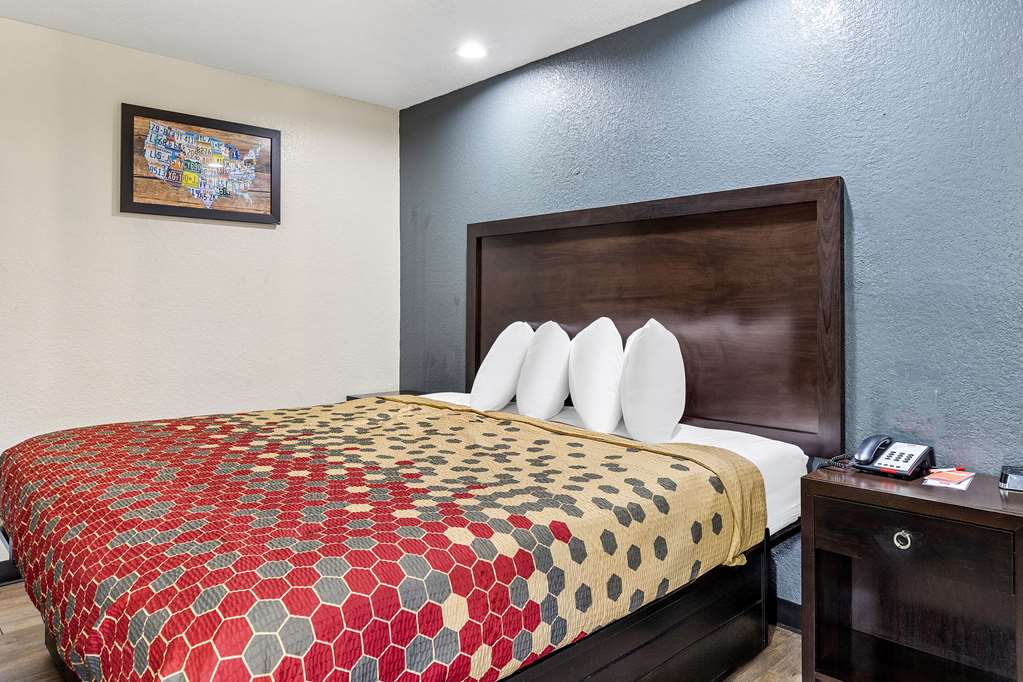 Econo Lodge Akron Copley Northwest - photo 20