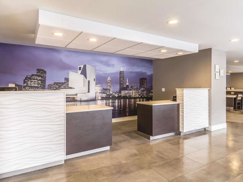 La Quinta Inn & Suites by Wyndham Cleveland Airport North - photo 8