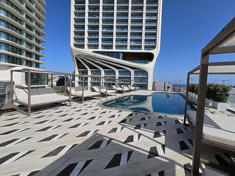 Mercury Suites Skydream Getaways — 4-Star Luxury Hotel in San Giljan, Malta