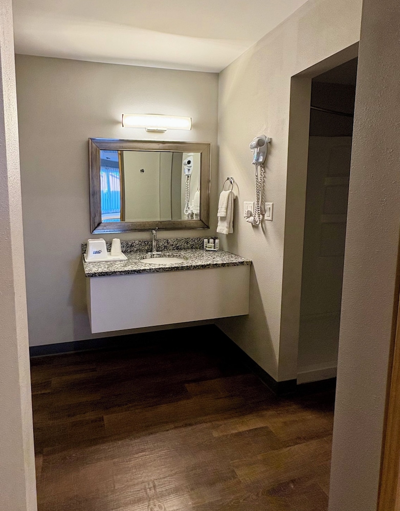 Americas Best Value Inn Wall - photo 83