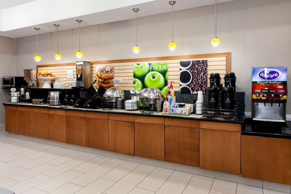 La Quinta Inn & Suites by Wyndham Laredo Airport - photo 44