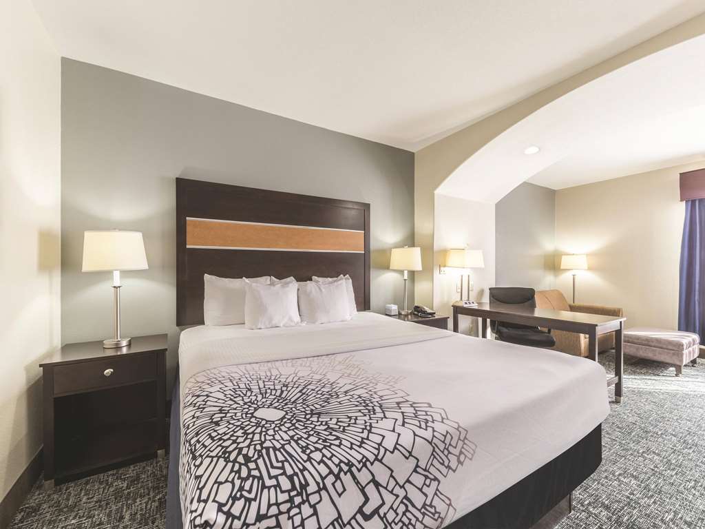 La Quinta Inn & Suites by Wyndham Tulsa Catoosa Route 66 - photo 12