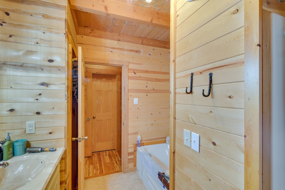 Serene Valley Bend Cabin Rental 7 Private Acres 19320362 — Beverly