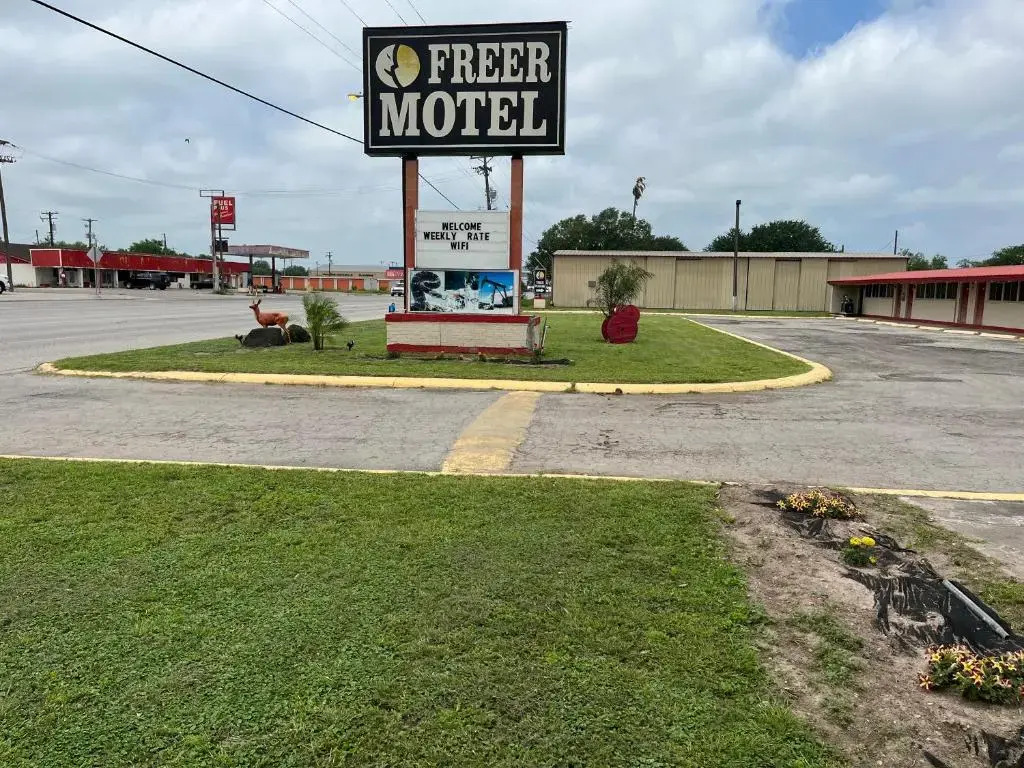 La Plaza Inn & Suites - photo 4