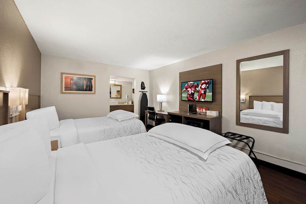 Red Roof Inn PLUS & Suites Naples Downtown 5th Ave S - photo 10